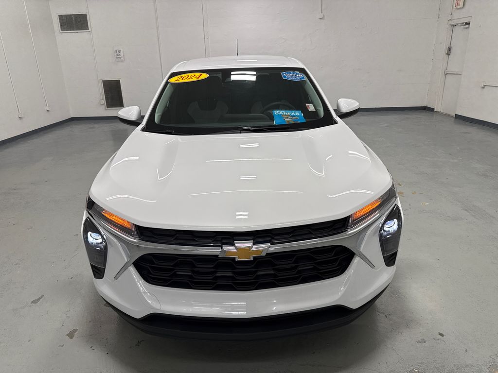 2024 Chevrolet Trax LS photo 2