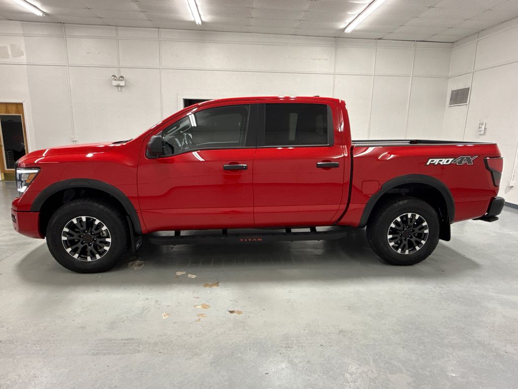 2024 Nissan Titan PRO-4X Crew Cab photo 4