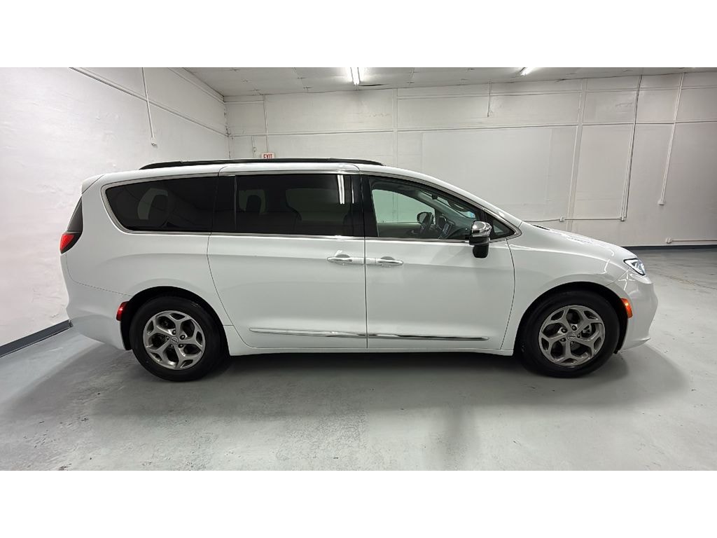 Used 2023 Chrysler Pacifica Limited FWD 1 Owner Passenger Van