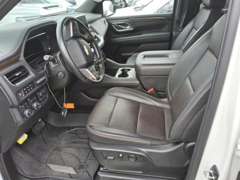 2024 Chevrolet Suburban High Country photo 3