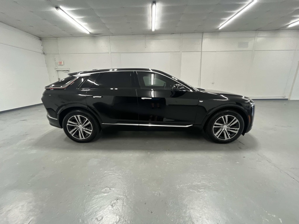 New 2027 Cadillac Lyriq Luxury Level 2 and Fast Charging Adapter Sport Utility