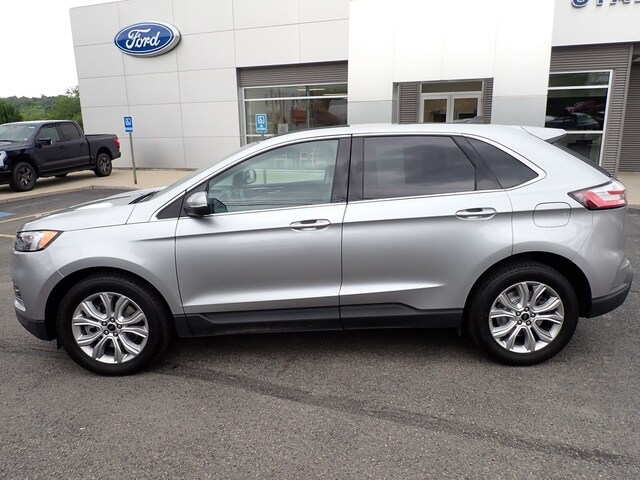 2024 Ford Edge Titanium photo 2