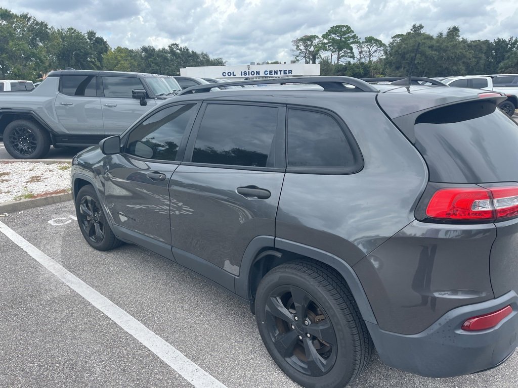 2017 Jeep Cherokee Sport photo 2