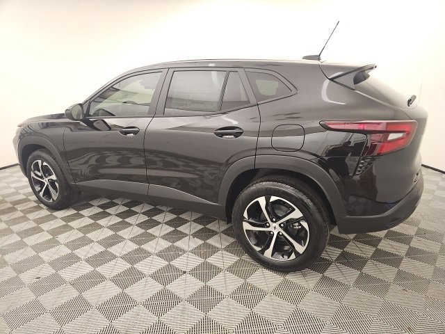 2025 Chevrolet Trax photo 2