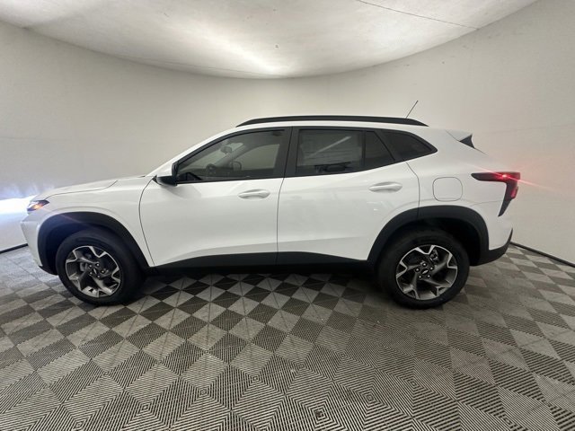 2025 Chevrolet Trax LT photo 2