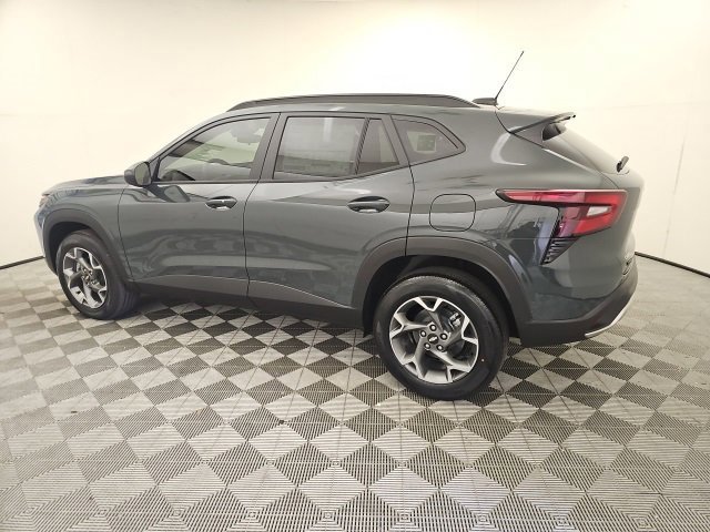 2025 Chevrolet Trax LT photo 2