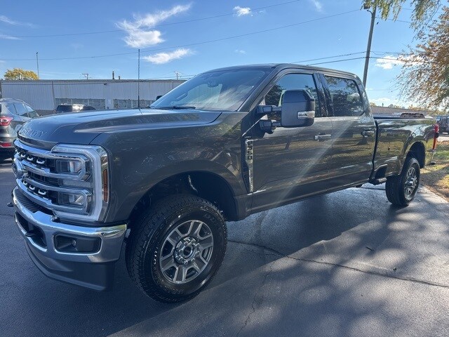 2026 Ford F-350 Lariat photo 2
