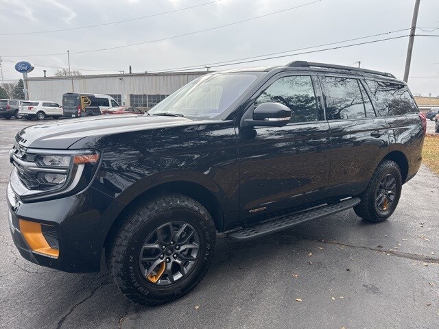 2025 Ford Expedition photo 2