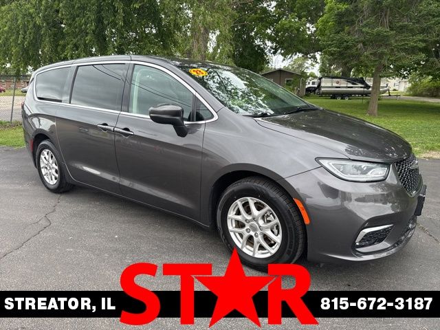 2023 Chrysler Pacifica Touring L's photo