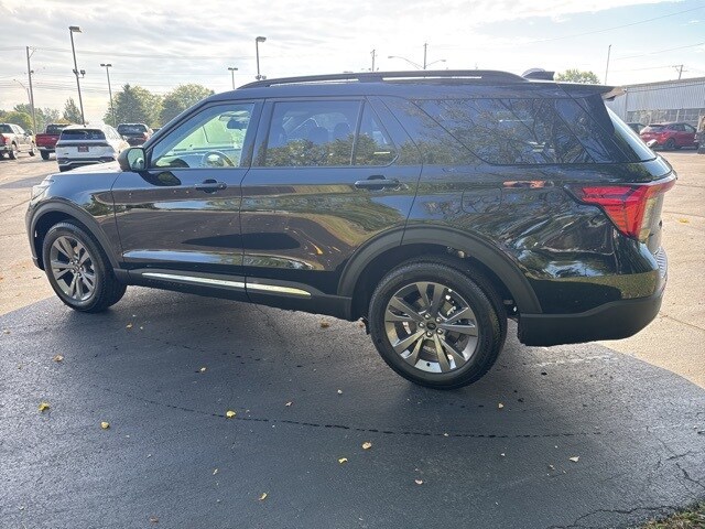 2025 Ford Explorer photo 3