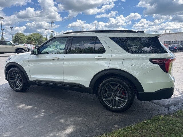 2025 Ford Explorer ST photo 2
