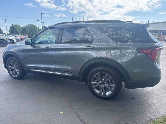 2025 Ford Explorer photo 2