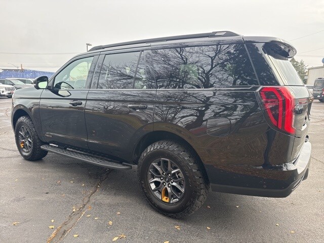 2025 Ford Expedition photo 3