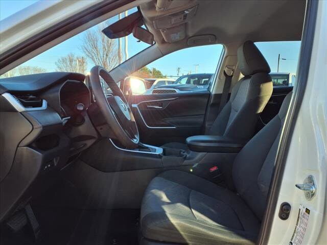 2021 Toyota RAV4 XLE photo 3