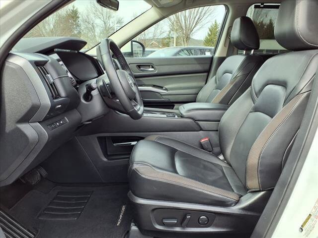 2023 Nissan Pathfinder SL photo 3
