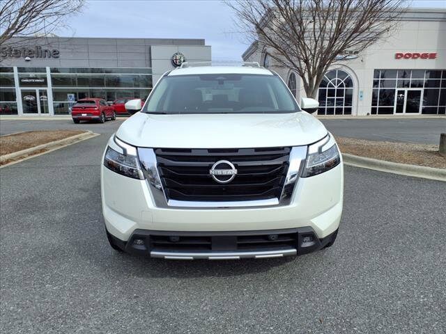 2023 Nissan Pathfinder SL photo 2