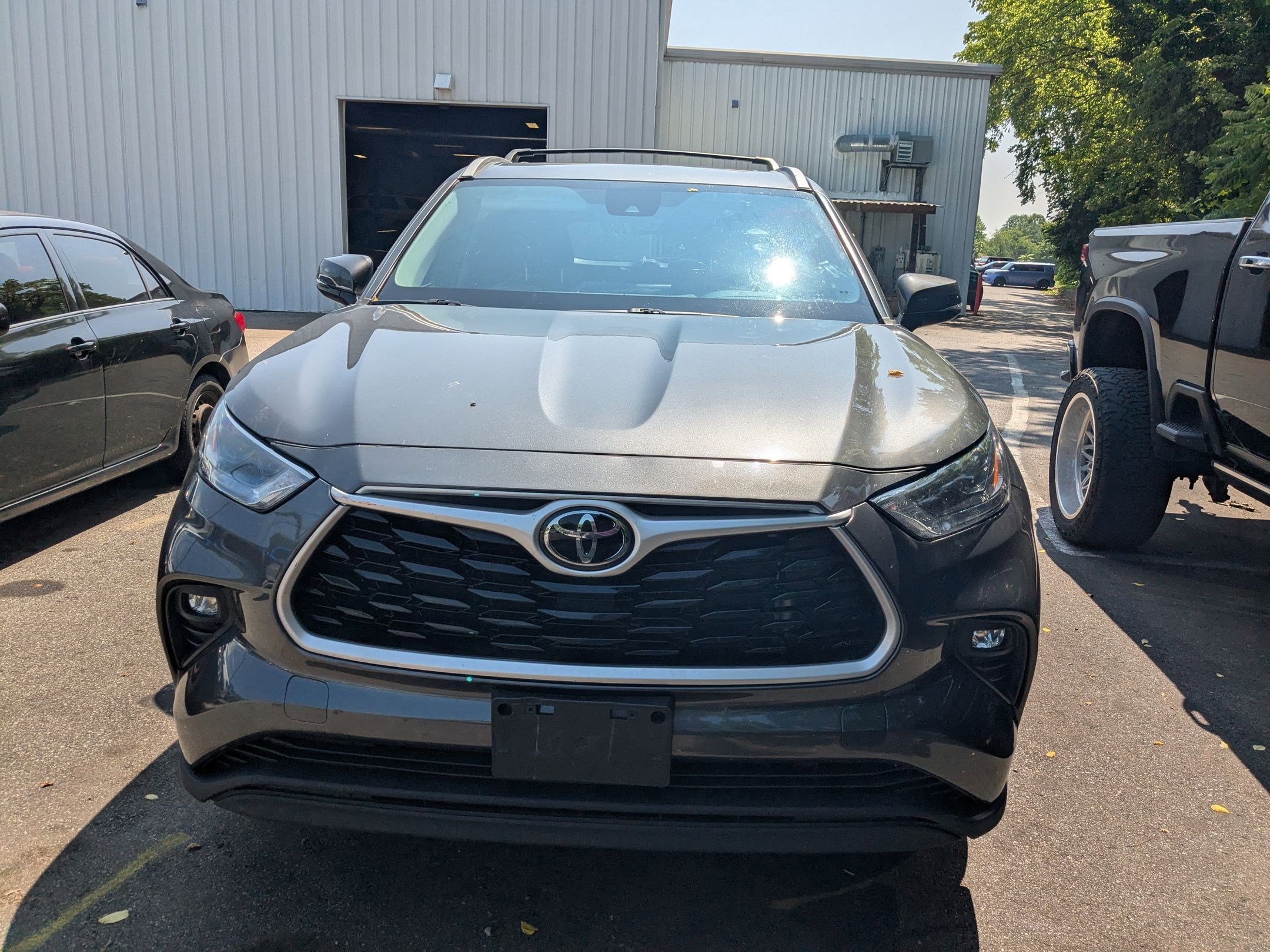 2022 Toyota Highlander XLE photo 2