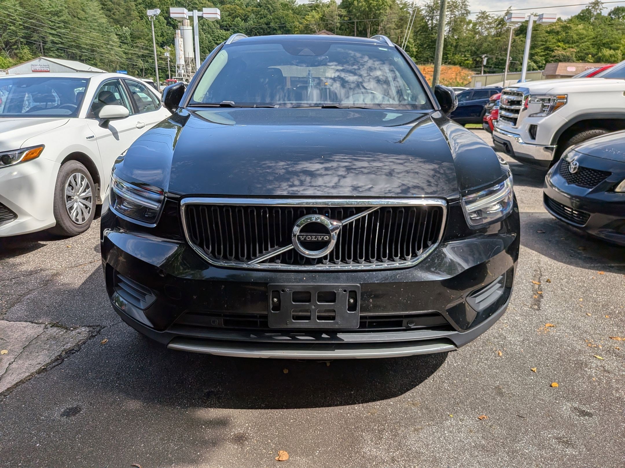 2019 Volvo XC40 Momentum photo 2