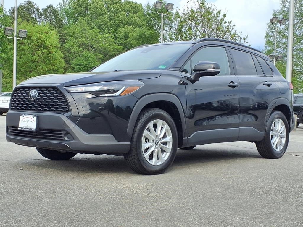 2022 Toyota Corolla Cross LE photo 2