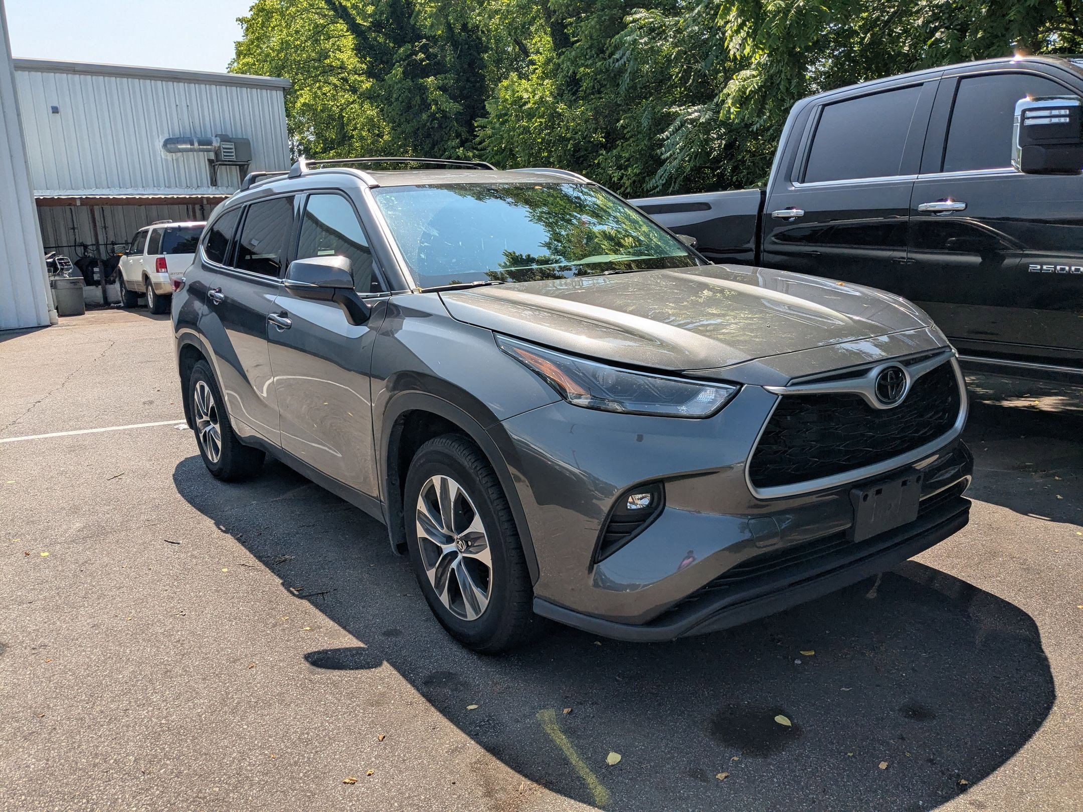 2022 Toyota Highlander XLE photo 3
