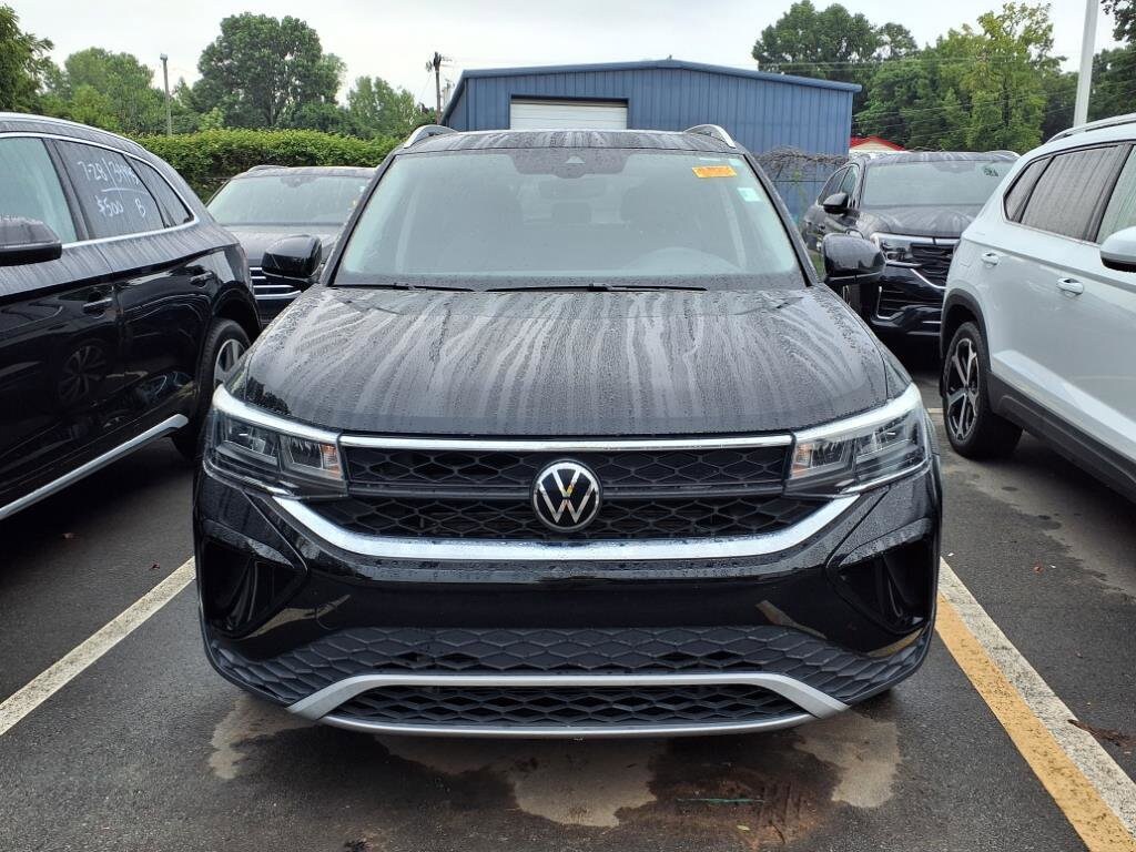 2022 Volkswagen Taos SE photo 2