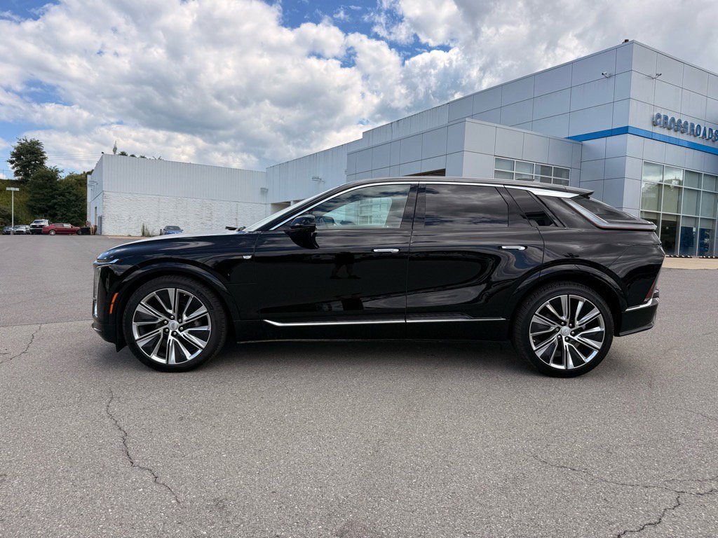 2024 Cadillac Lyriq Luxury photo 2