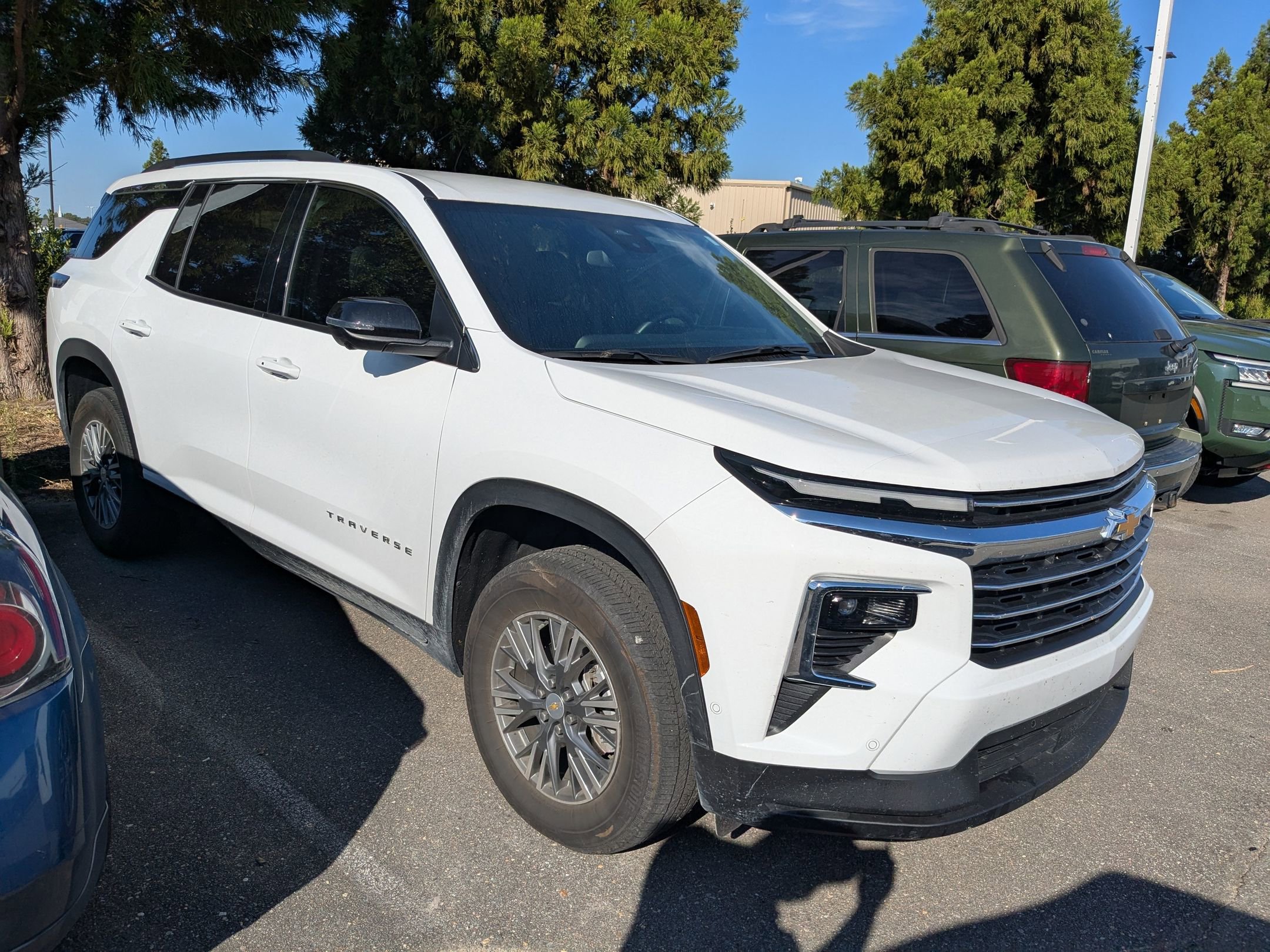 2024 Chevrolet Traverse 1LT photo 2
