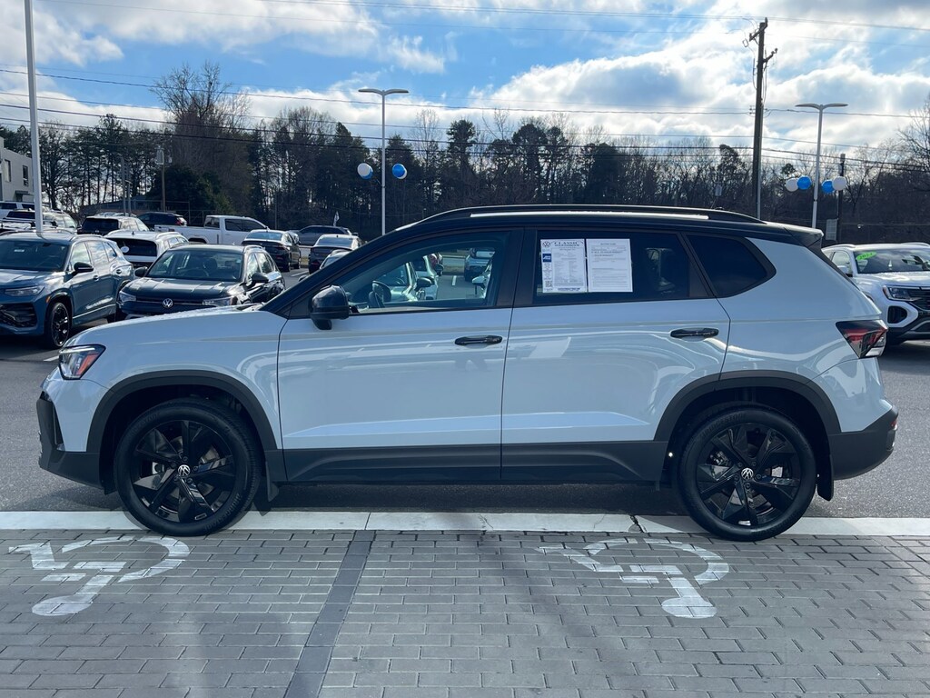 Certified 2025 Volkswagen Taos SE Black SE Black FWD