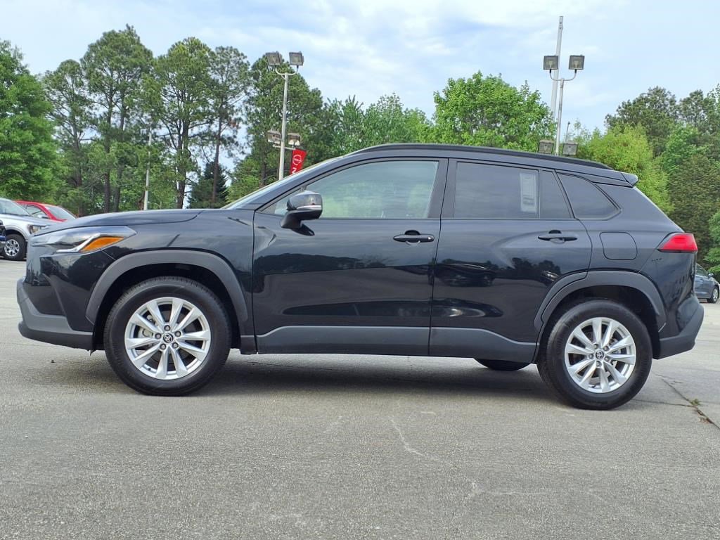 2022 Toyota Corolla Cross LE photo 3