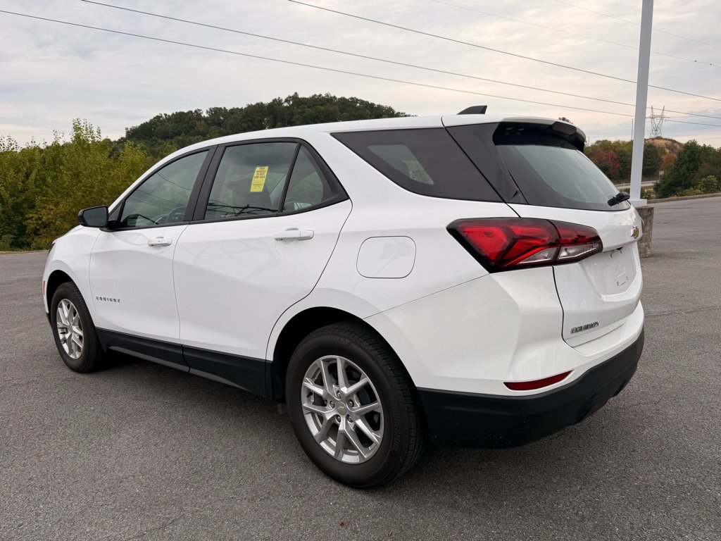 2023 Chevrolet Equinox LS photo 2
