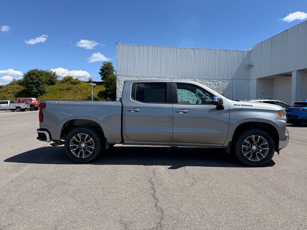 2023 Chevrolet Silverado 1500 LT photo 2