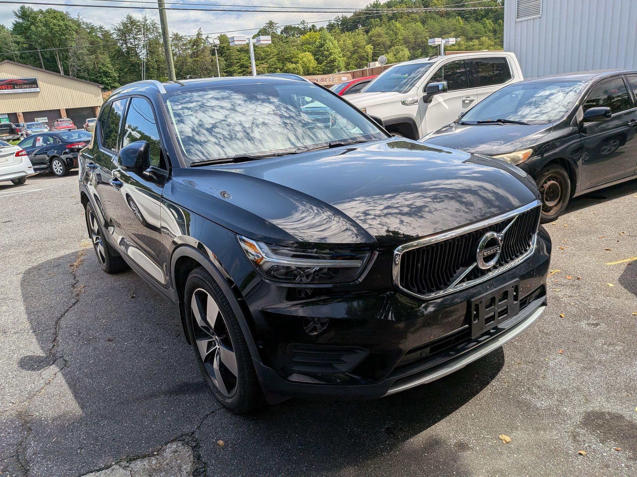 2019 Volvo XC40 Momentum photo 3