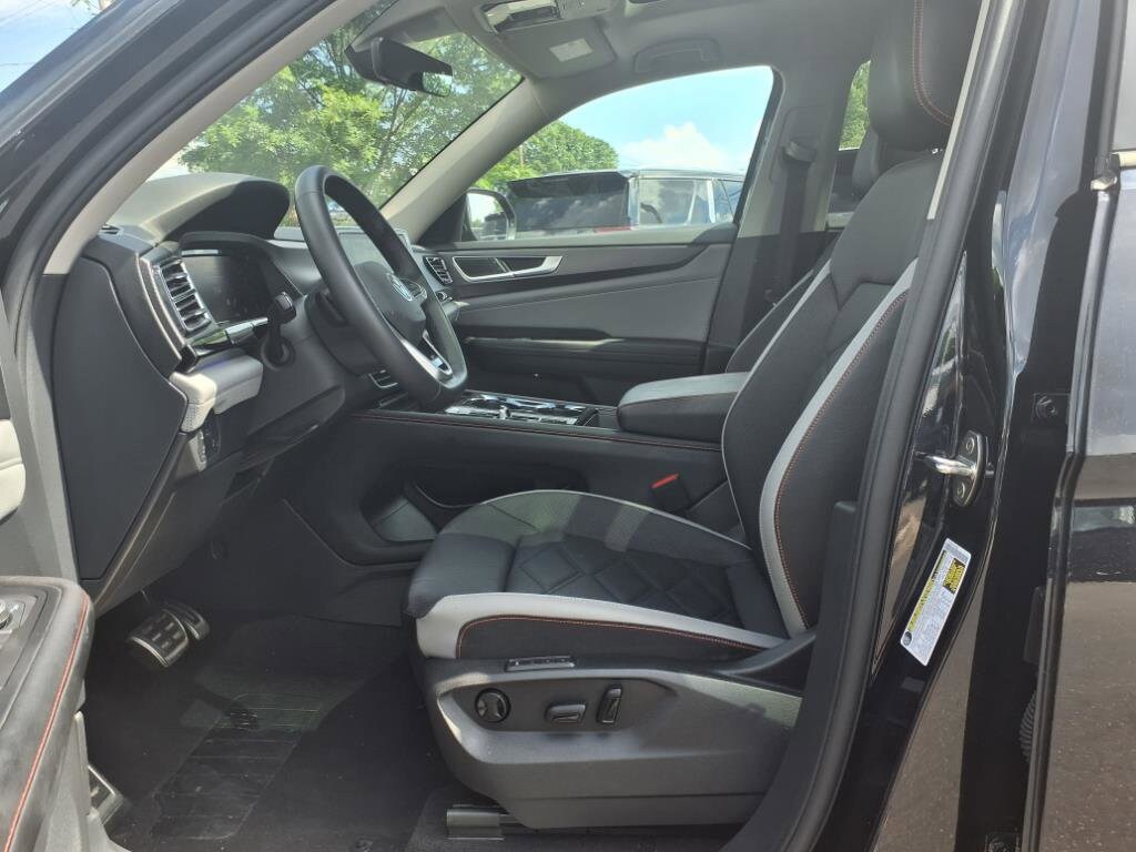 2024 Volkswagen Atlas Peak Edition SEL photo 3