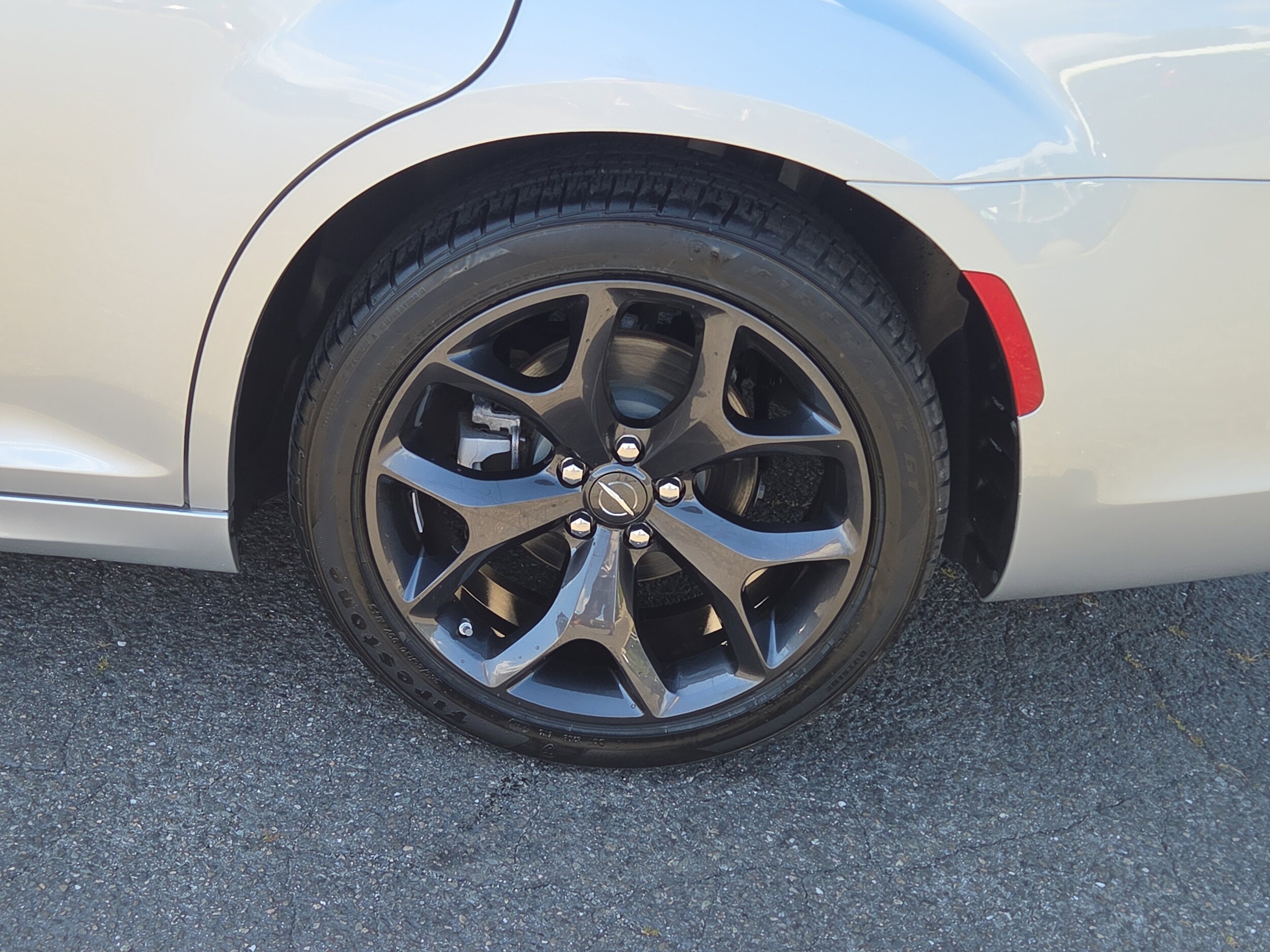 2023 Chrysler 300 photo 2