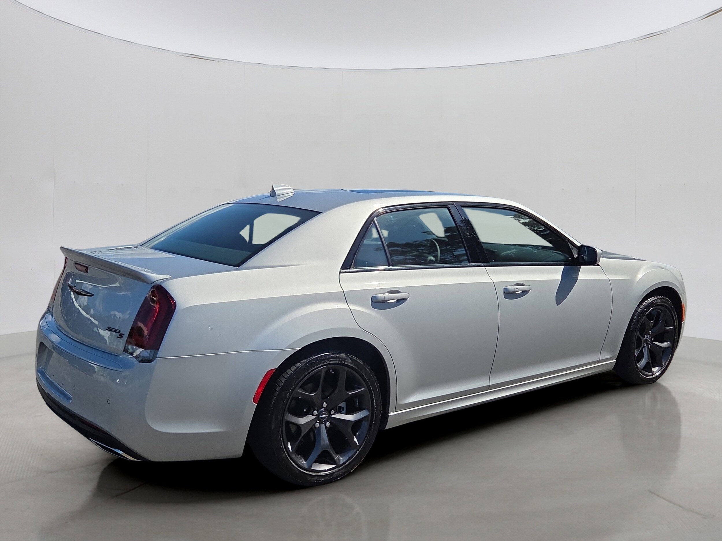 2023 Chrysler 300 photo 3