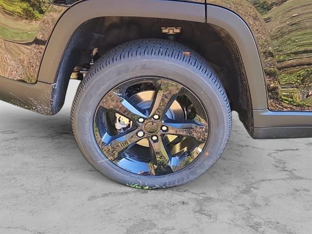 2025 Jeep Grand Cherokee Altitude photo 3