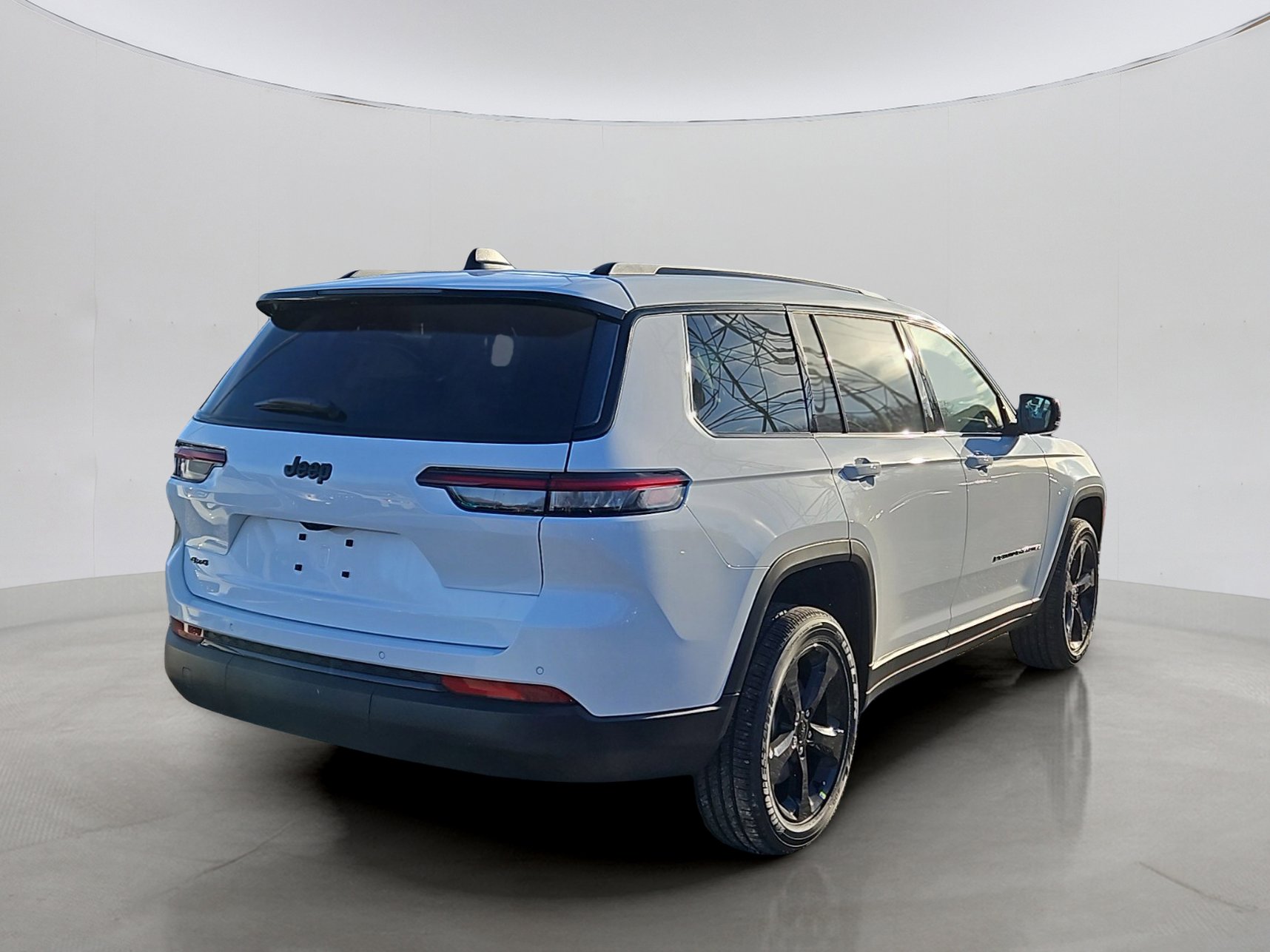 2025 Jeep Grand Cherokee Altitude photo 2