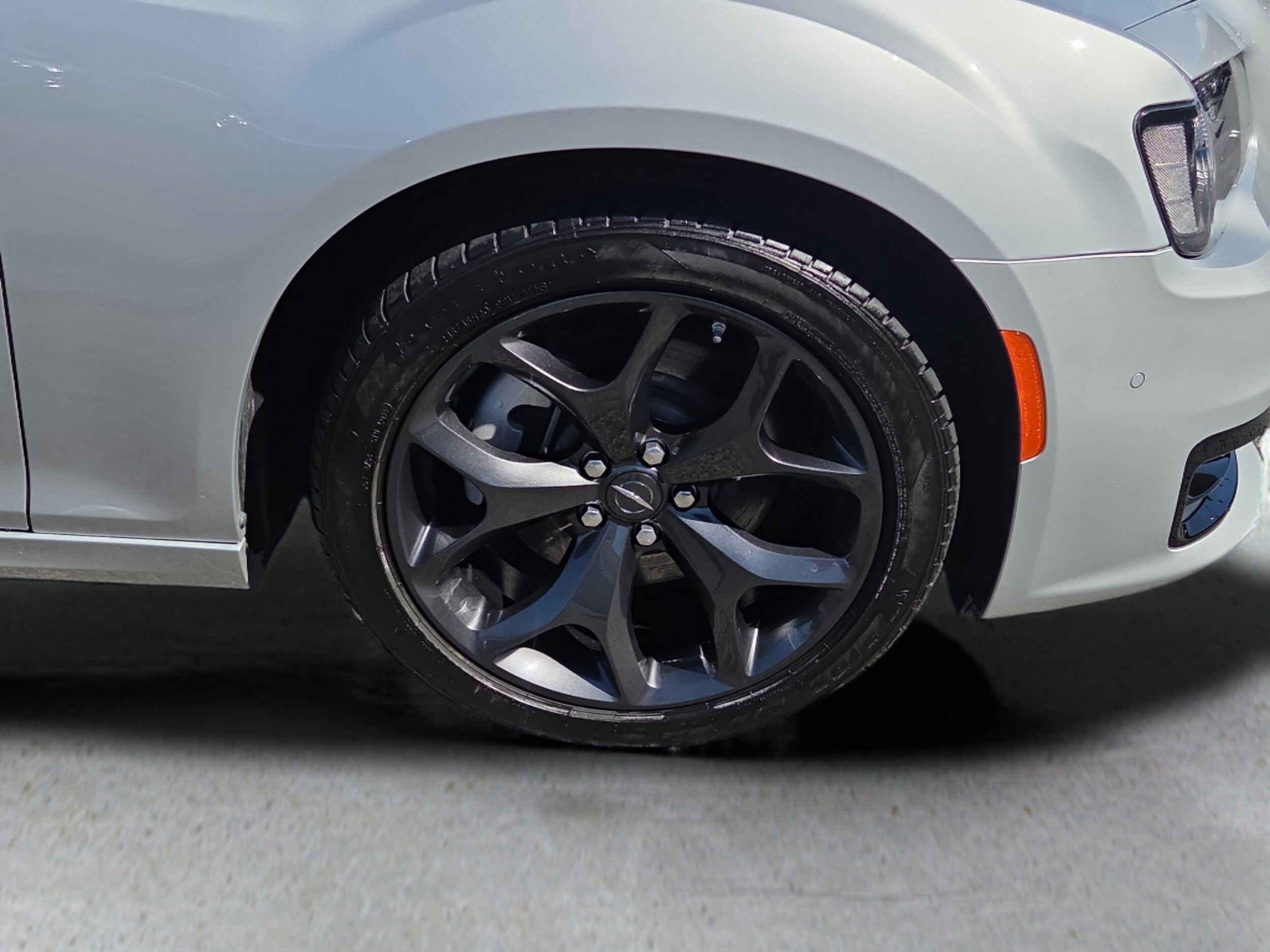 2023 Chrysler 300 photo 4