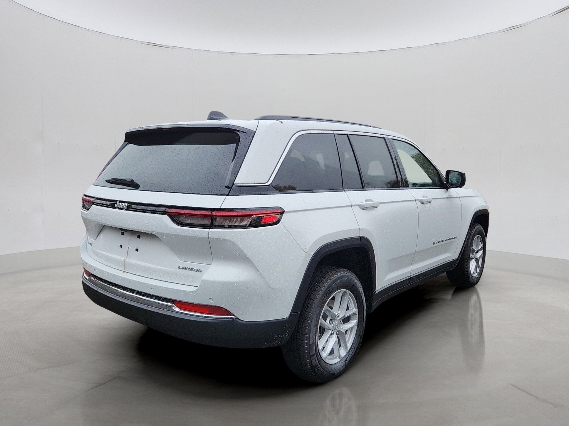 2025 Jeep Grand Cherokee Laredo photo 3