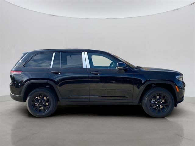 2025 Jeep Grand Cherokee Altitude photo 2