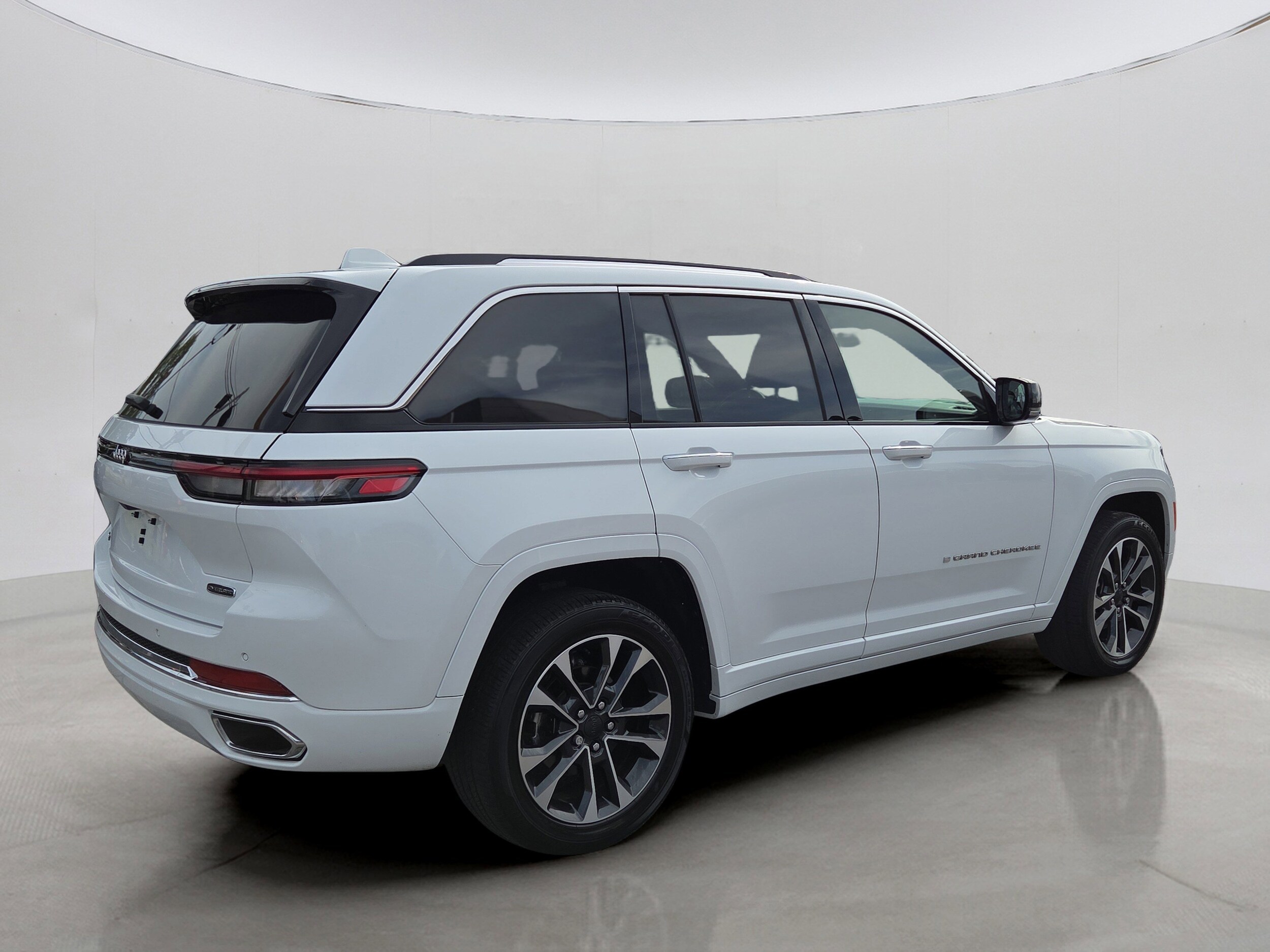 2022 Jeep Grand Cherokee Overland photo 2