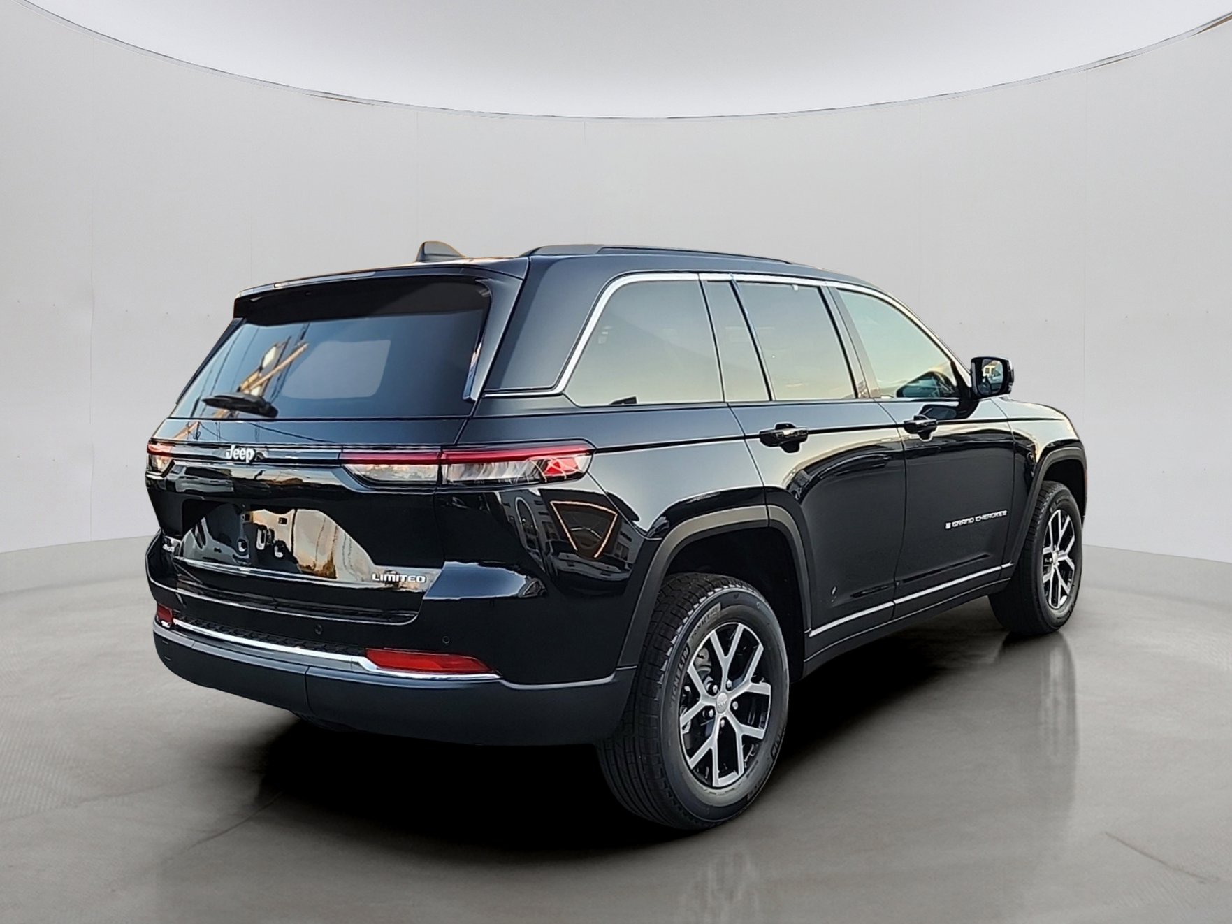 2025 Jeep Grand Cherokee Limited photo 3
