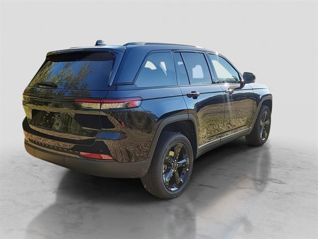 2025 Jeep Grand Cherokee Altitude photo 2
