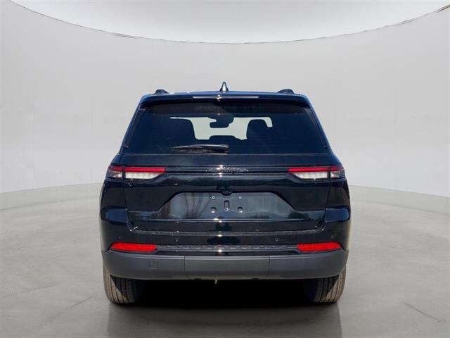 2025 Jeep Grand Cherokee Altitude photo 4