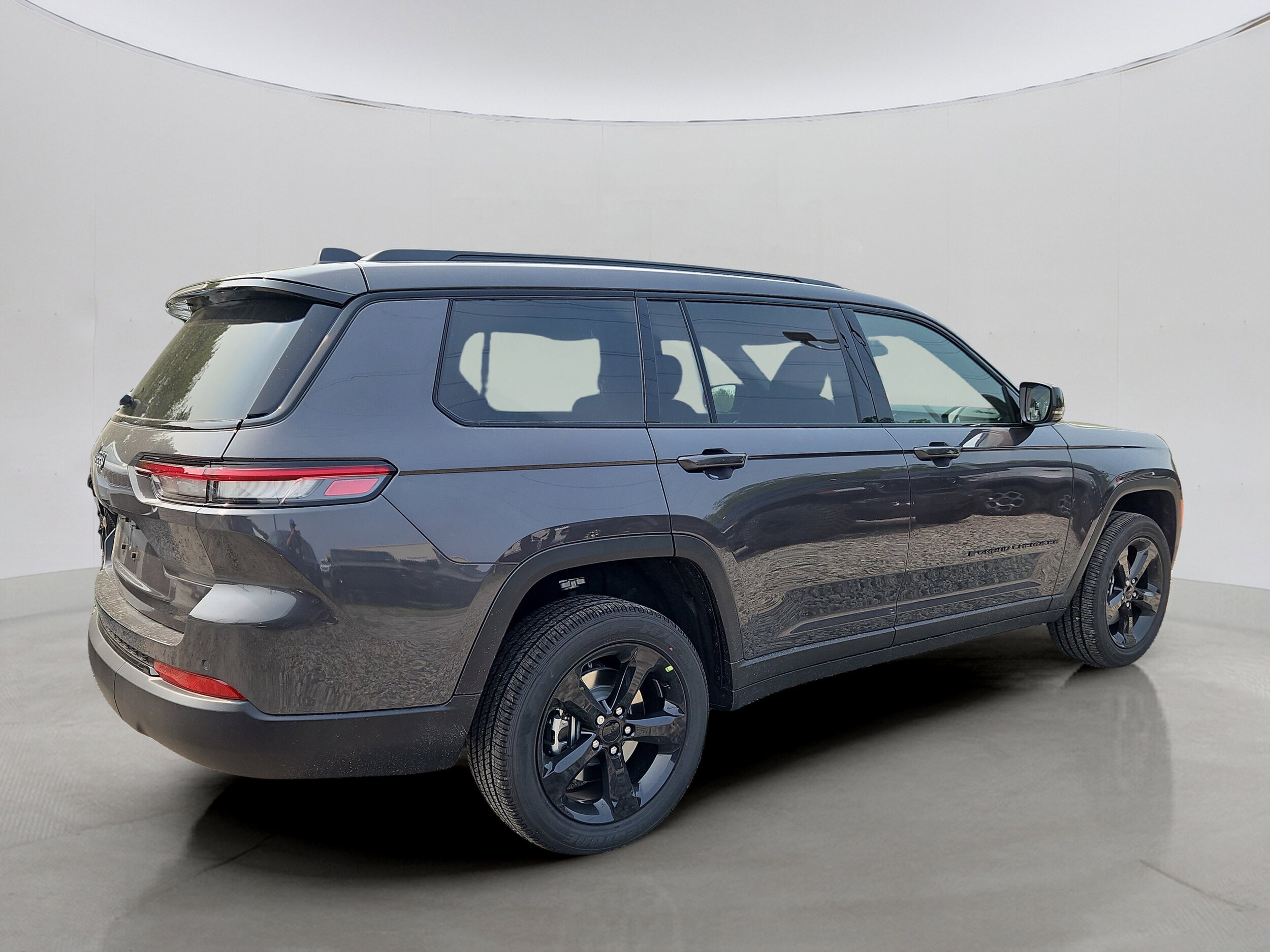 2025 Jeep Grand Cherokee Altitude photo 3