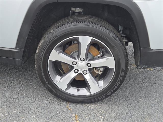 2024 Jeep Grand Cherokee Limited photo 2