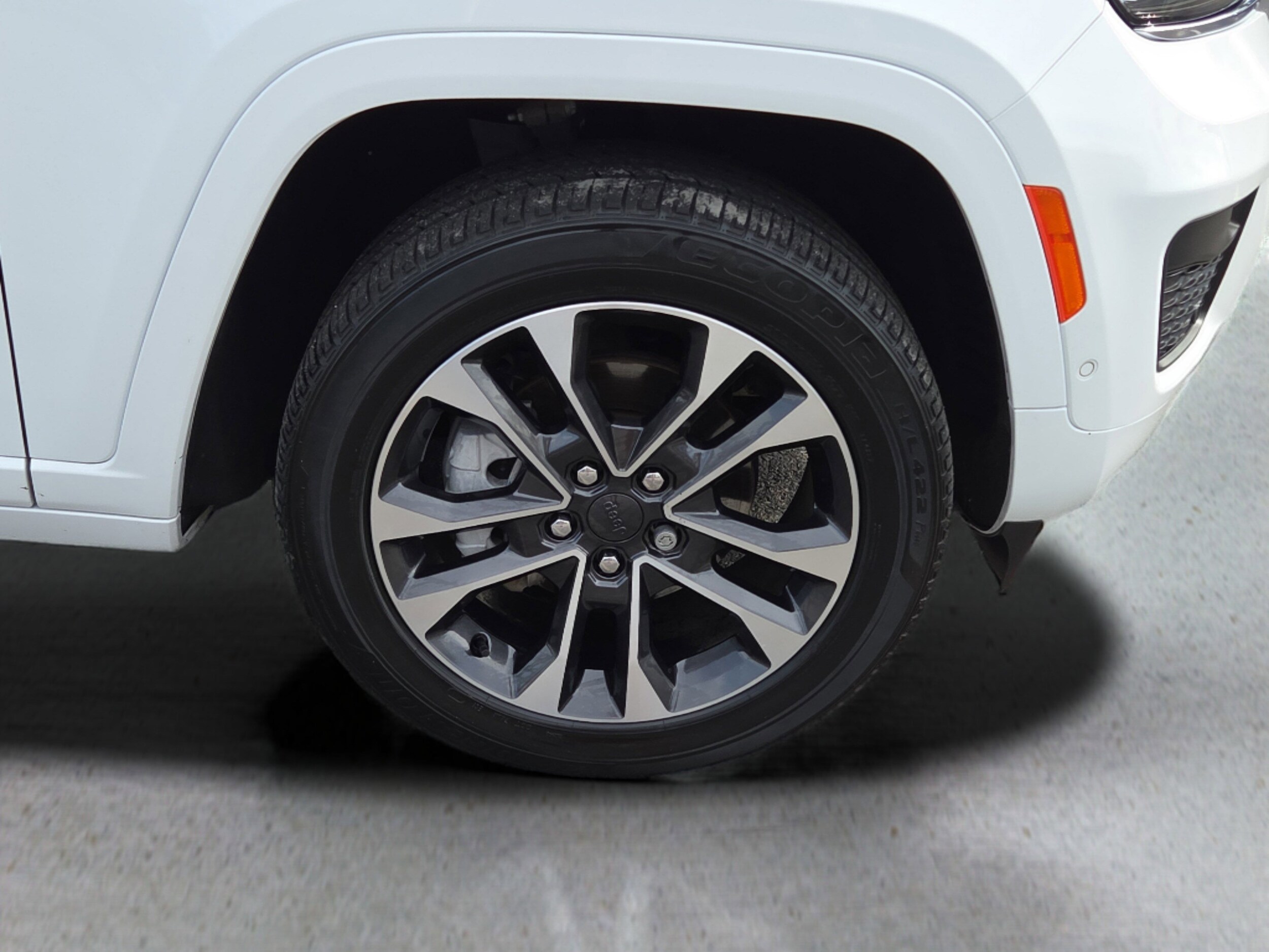2022 Jeep Grand Cherokee Overland photo 3