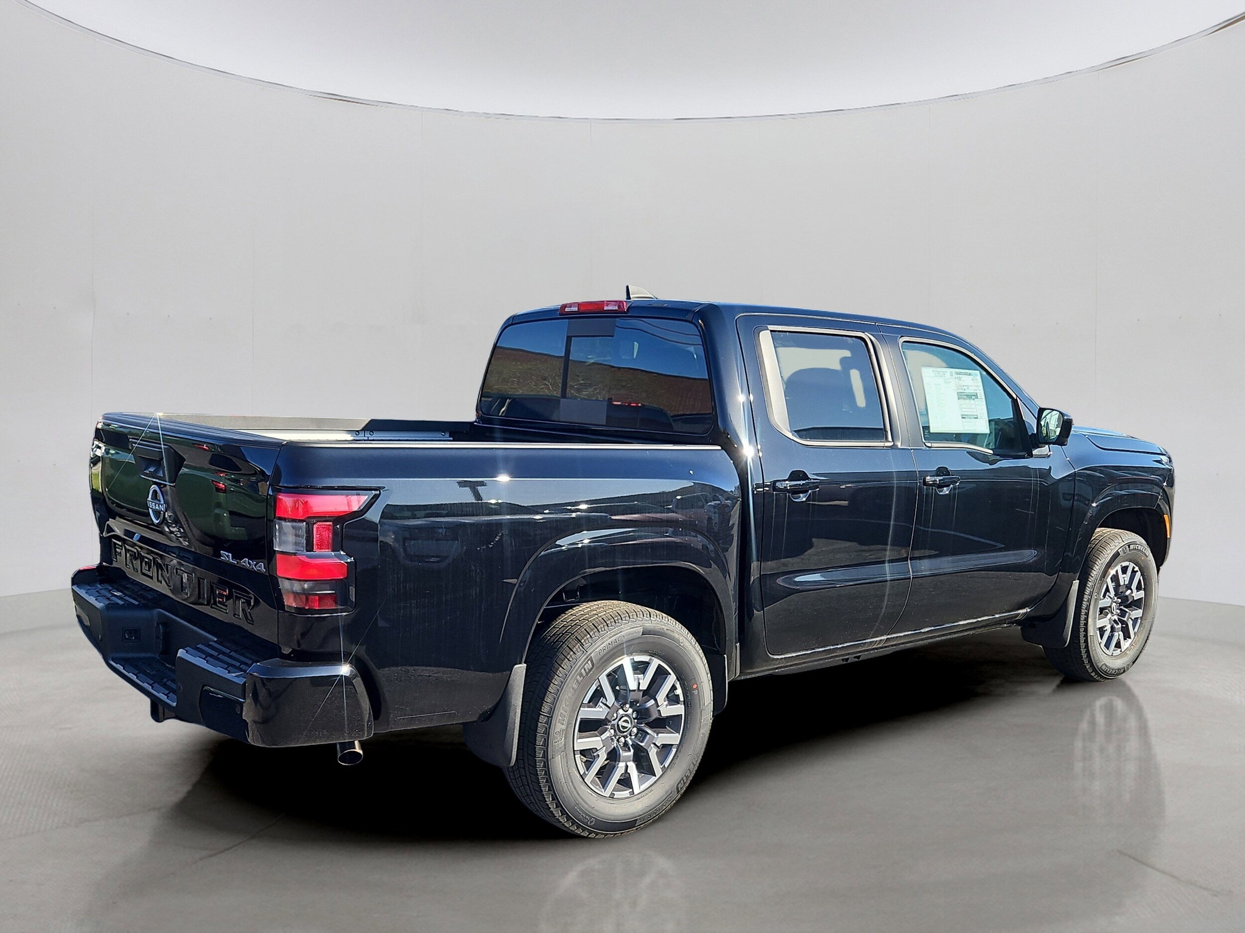 2025 Nissan Frontier SL photo 3