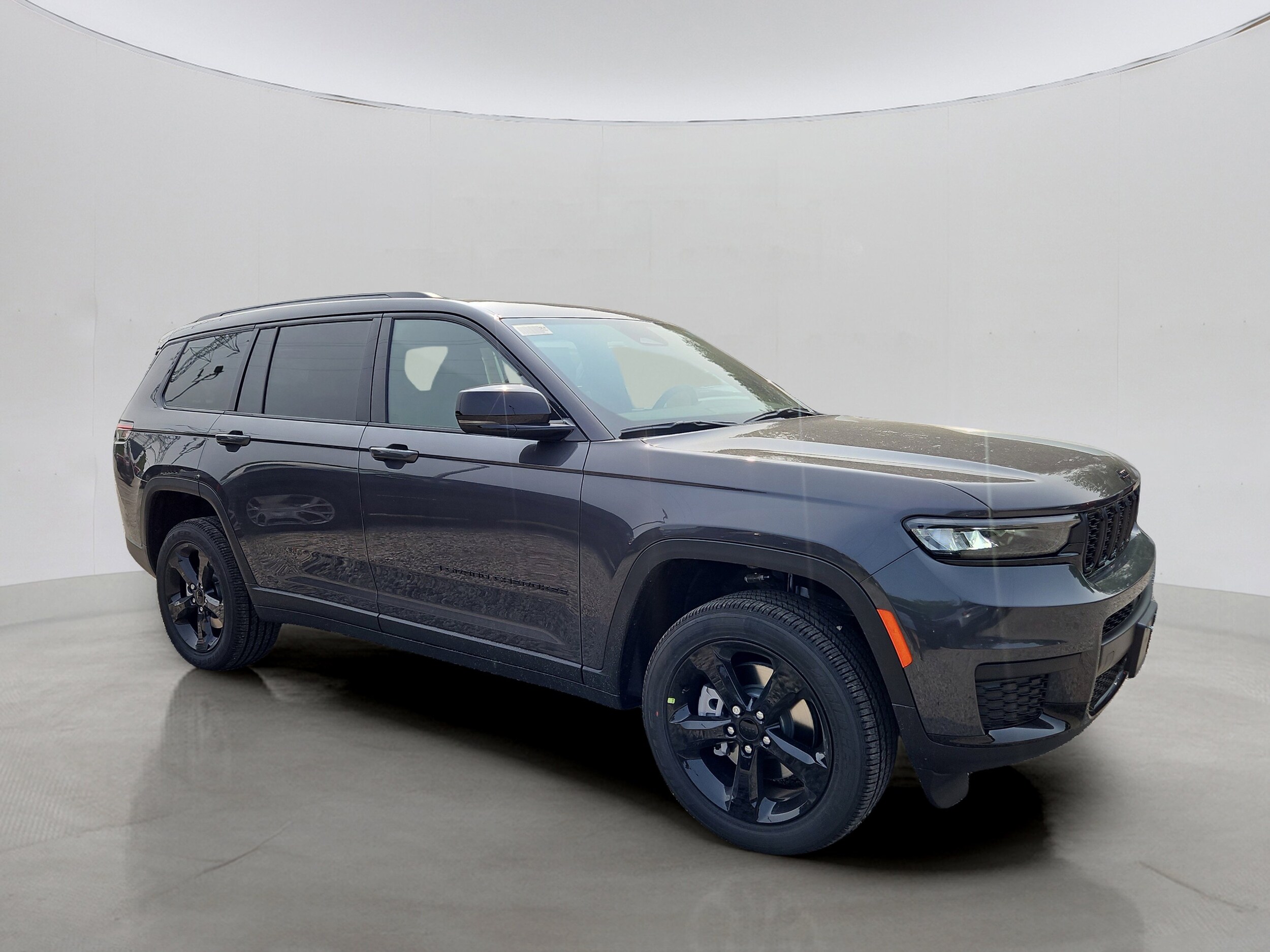 2025 Jeep Grand Cherokee Altitude photo 2