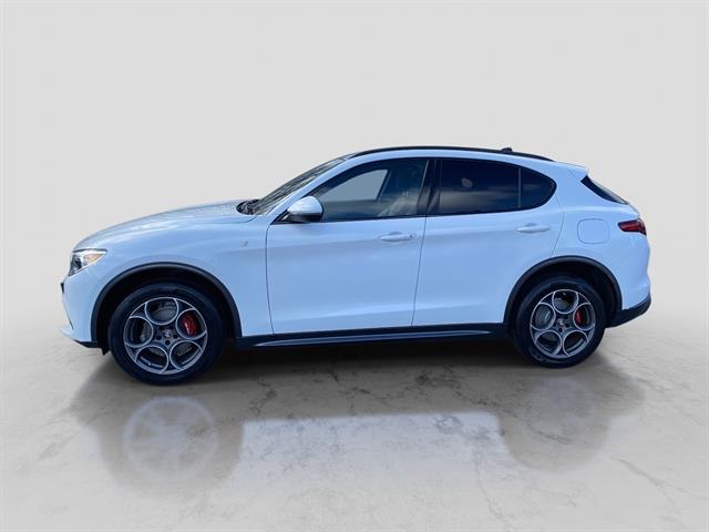 2022 Alfa Romeo Stelvio Ti photo 2